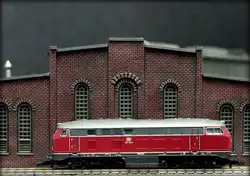 Diesellok der Baureihe 216 von M�rklin mini club auf einem Gleis des japanischen Herstellers Rokuhan.