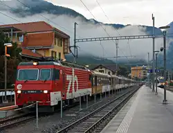 Die HGe 4/4 101 963-7 der zb (Zentralbahn) �bernimmt am 29.09.2012, morgens in Meiringen nun den RegioExpress GoldenPass Panoramic.