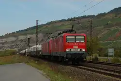 MEG 606 & MEG 801 ziehen ihren Zementzug durch Th�ngersheim Richtung W�rzburg.