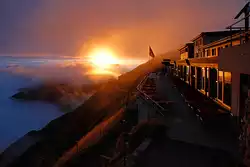 Sonnenuntergang auf Rothorn Kulm, in der Mitte die Bahnstation der BRB.