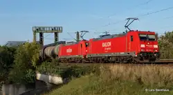185 240-9 und 185 204-5 poltern am 30.09.12 mit einem langen �ler von der Hohen Schaar �ber die S�derelbbr�cken Richtung Hamburg-Harburg.