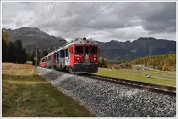Zwichen Punt Muragl Staz und Pontresina begegnet mir der BerninaExpress 975 mit zwei ABe 4/4 III (11.10.2012)