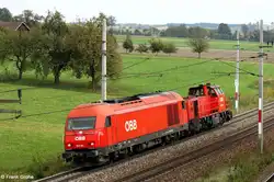 �BB 2016 068-6 + 2070 020-9 auf Leefahrt Richtung Sch�rding, Passauer Bahn KBS 150 Wien - Passau, fotografiert bei Birnsteig am 05.10.2011 