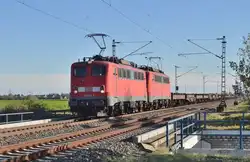 Mit einem Leerzug kommen am Samstag den 27.10.2012 die beiden 140 837-6 und 140 815-2 auch aus Nievenheimer Richtung gen Neuss gefahren.