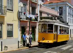 Der Triebwagen 560 der Linie 28 muss wegen Teerarbeiten kurz warten.