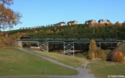 DR 99 1794-9 mit DR - Garnitur als Zug 1005 Cranzahl - Oberwiesenthal, Fichtelbergbahn KBS 518, fotografiert auf dem Viadukt in Oberwiesenthal am 24.10.2012