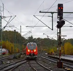 Sehr freundlich Gr��t mich der Aachener Lokf�hrer Georg mit dem Fernlicht, der hier 442 254 und 442 255 (Zwei gekuppelte 4-teilige Talent 2) als RE 10913 bzw.