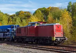 Die V 100.05 (202 726-6) der HGB (Hessische G�terbahn GmbH, Buseck) ex DR 110 726-7 ex DB 202 726-6 rangiert am 18.10.2012 mit ihrem Gleisschotterzug im Bahnhof Herdorf.