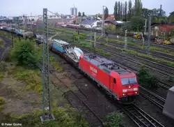 Railion DB Logistics 185 282-1 vor Schaustellerzug CFN 62711 von Stuttgart nach Bremen bei Einfahrt in den G�terbahnhof Halle, fotografiert in Halle Saale am 12.10.2011