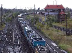 Wildwasserbahn auf Reisen: Mit einer Wagenzugl�nge von 700m f�hrt Sonderzug / Schaustellerzug CFN 62711 auf seiner Reise von Stuttgart nach Bremen am Stellwerk Hg5 vor�ber in den Hallenser