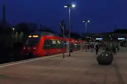 Kurz vor 17 Uhr am 09.11.2012 steht der 442 317 in Birkenwerder zur Abfahrt nach Berlin Hbf bereit.