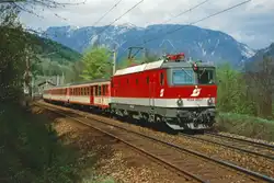 Die Nagelneue 1044.219 mit Ex-151 zwischen Payerbach und K�b am 1.5.91