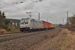 185 672-3 mit einen KLV-Zug bei Fulda am 27.11.2012