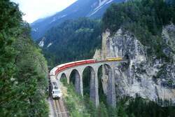 RhB Schnellzug 550 von St.Moritz nach Chur am 27.08.2000 auf Landwasser-Viadukt zwischen Filisur und Alvaneu mit E-Lok Ge 4/4 III 643 - B - 2x A - 3x B - D - Sklv 84xx 2x B� 209x.