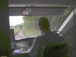 Der Tf von 643 524 hatte am 05.06.2006 die T�r des F�hrerstands im ge�ffneten Zustand arretiert, so konnte ich an der T�r stehend diesen Ausblick auf die Strecke fotografieren.