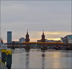 - Im Osten geht die Sonne auf - Am fr�hen Morgen des 25.12.2012 konnte ich ein Zug der U 1 auf der Oberbaumbr�cke in Berlin ablichten, als ich an der East Side Gallery in der M�hlenstra�e entlang