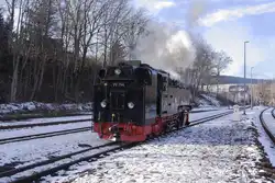 99 794 rangiert am 30.12.2012 im Bahnhof Cranzahl und wird gleich P1003 nach Oberwiesenthal als Vorspann f�r Diesellok L45H-083 �bernehmen.