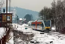 Auch in Herdorf hat es nun kr�ftig geschneit - Ein Stadler GTW 2/6 der Hellertalbahn f�hrt am 21.01.2013 vom Bahnhof Herdorf weiter in Richtung Neunkirchen, hier passiert er gerade das Stellwerk