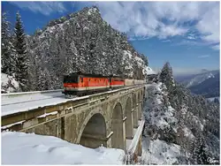 Zauberberg - 1144 285 und eine 1142 fahren mit einem Holzzug �ber das Krausel Klause Viadukt.