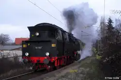 95 027 der Arbeitsgemeinschaft R�belandbahn mit Sonderzug 