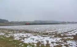 Re 4/4 II 11134 mit dem Ersatz RE 2935 bei Sch�pfen, 02.03.2013.