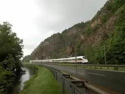 Bei miesem Regenwetter fuhr ein ICE in Saalfeld an der Bohlenwand vorbei,aus  M�nchen kommend �ber N�rnberg.
