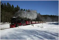 99 7247 der Harzer Schmalpurbahnen f�hrt mit Zug 8925 in Drei Annen Hohne aus.