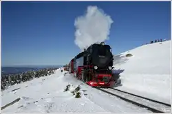 Schon bald hat die 99 236, mit dem Zug 8925, den 1125m hohen Bahnhof Brocken erreicht.
