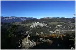 Semmering im Herbst - Ein Taurus rollt mit dem EC 102 