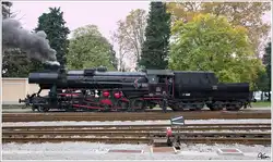 Herbst in Slowenien - SZ 33-037 wartet in Nova Gorica auf die Retourfahrt nach Jesenice.