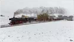 Winterdampf vom Feinsten gab es am 28.10.2012, als die DR 41 018 (DB 042 018-2) f�r Fotozwecke, mit dem umgeleiteten Erzleerzug SGAG 48483 �ber den Hausruck unterwegs war.