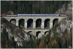 Rhapsody in Blue I - 4020 237 �berquert als R 2957 (Semmering - Payerbach Reichenau) das Krausel Klause Viadukt nahe Breitenstein.