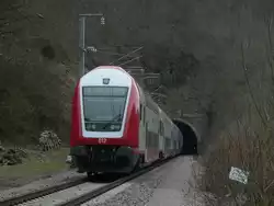 Doppelstock-Interregio nach Luxemburg durchf�hrt einen der Tunnel bei Michelau, 6.4.2013