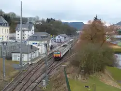 Wiltz liegt inmitten sch�nster Landschaften, hier f�hrt Zug 2016 als RB Richtung Kautenbach aus.