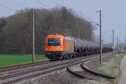 1216 903 RTS mit Kesselwagenzug am 21.04.2013 zwischen D�rfleins und Oberhaid auf der KBS 810.
