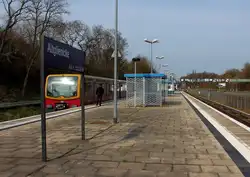 Die S-Bahn 481-482 auf der Linie S9 nach Flughafen Berlin-Sch�nefeld, hier bei der Einfahrt in Altglienicke am 21.04.2013.