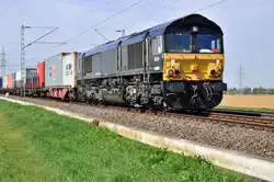 Hier kommt die schwarze Sch�nheit mit der Nummer 266 118-9 und einem Containerzug am Hacken in Richtung Grevenbroich �ber die Kbs 465 am Fotografen vorbei gefahren.