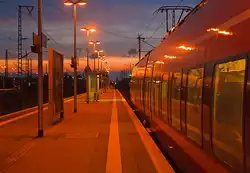 Abendstimmung am Bahnsteig:    Zwei gekuppelte 4-teilige Tallent 2 als RE 9 (rsx - Rhein-Sieg-Express)  Siegen - K�ln - Aachen fahren am 28.04.2013 um 21:20 Uhr von Troisdorf weiter in Richtung K�ln.