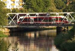 Der noch sehr neue SA 103-008 �berquert am 28.08.2006 als Zug 822 aus Goleniow kommend die Persante-Br�cke in Kolobrzeg (Kolberg) und wird in wenigen Augenblicken den Bahnhof der Kurstadt erreicht