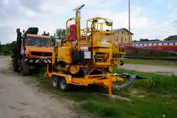 Sebstfahrendes Schienengebundenes Ger�t, Zweiwegehubarbeitsb�hne 2,8t von Balfour Betty rail GmbH Berlin auf einem Strassentrailer.