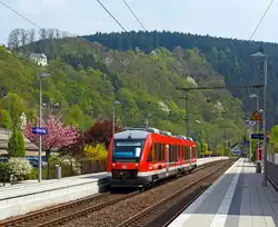 Der Alstom Coradia LINT 41 - Dieseltriebwagen 648 201 / 701 der DreiL�nderBahn als RB 95 (Au/Sieg-Siegen-Dillenburg), f�hrt am 04.05.2013 in den Bahnhof Kirchen (Sieg) ein.