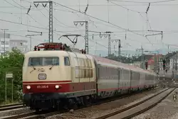 103 235-8 zieht IC 118, Salzburg Hbf - M�nster(Westf) Hbf, im Masten und Oberleitungswirrwarr die Steigung zu den Hochgleisen des Hbf Ludwigshafen, schon leicht in die Kurve gelegt, hoch, und wird
