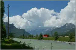 Unterweges zwischen Meiringen und Innertkichen: Der MIB BDe 4/4 N� 11 hat die Haltstelle Aareschlucht West hinter sich gelassen und f�hrt nun bis zur Aareschlucht der Aare entlang.