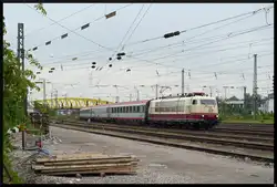 103 235-8 f�hrt mit dem IC 118 p�nktlich auf die Minute in Mannheim ein.