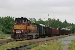 W�hrend sehr tr�bes Wetter steht die 731 004-1 abfahrtsbereit mit Mn 82650 Dačice-Pacov auf Bahnhof Telč am 30-5-2013.