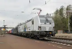 Da hatte die 189 wohl schlapp gemacht und kurzerhand wurde, vor den aus S�den kommenden Containerzug, die 193 922-2 vorgespannt, die dann in den folgenden Tagen auch noch ein paar mehr Leistungen