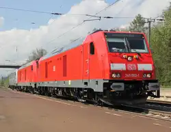Nochmal als Breitseite: 245 002-1, 245 001-3 und 76 102-7 aus dem Bombardier-Werk Kassel kommend in Fahrtrichtung Norden.
