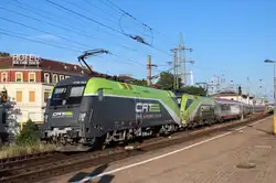 1116 142 mit 1116 141 vor dem Hotel an der Wien und dem REX 1946 