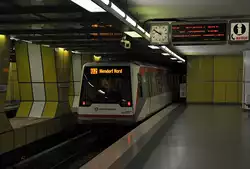 U2 verl��t die U-Bahnstation 