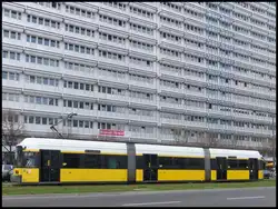 Moderne Stra�enbahn in Berlin am Alexanderplatz am 25.04.2013